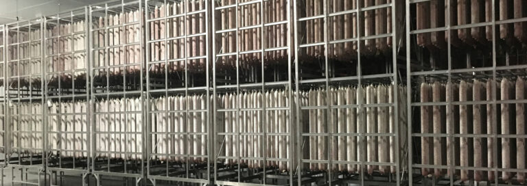 Ein Nachreiferaum für italienische Salami-Slicerware zeigt Rohwurst im HUKKI VFX, Kaliber 80.